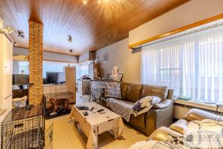 Ruime woning met achterbouw in centrum Herenthout!<br /><br />Hebt u interesse in een ruime woning met een polyvalent bijgebouw in hartje van het centrum van Herenthout? <br /><br />Deze woning bestaat uit een inkomhal die toegang geeft tot de ruime leefruimte met een aansluitende keuken, praktische berging met toegang naar de kelder, een wasruimte met aparte douche en een apart gastentoilet. Vanuit de keuken krijgt u toegang tot de aangename koer. Verder bestaat de woning op de eerste verdieping uit 3 ruime slaapkamers, een kleine berging, een badkamer &amp; een apart toilet. <br /><br />Het achterliggend bijgebouw kan perfect dienen als studio of polyvalente ruimte en bestaat uit een ruime leefruimte, atelier, keuken, badkamer, praktische wasberging, een douche, een slaapkamer en een apart gastentoilet. <br /><br />Helemaal achteraan zijn er nog 3 garages aanwezig! <br /><br />Dankzij de indeling en het volume leent dit pand zich bovendien perfect voor een kangoeroewoning of voor wie wonen en een zelfstandige activiteit wil combineren op één locatie.<br /><br />Naast de woning loopt er een wegenis van 3 meter breed naar achteren. <br /><br />De EPC-waarde bedraagt 727 kWh/m² (Renovatieplicht!)<br /><br />Pluspunten: <br />+ Ruime woning <br />+ Achterliggend bijgebouw<br />+ 3 garages aanwezig <br />+ Gunstige locatie in centrum Herenthout! <br /><br />Heeft u interesse in deze woning in Herenthout? <br />Contacteer ons via info@debaco.be of bel ons op 014/73.77.77 voor een bezoek ter plaatse!