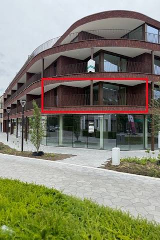 In de Vredelaan, pal in het centrum van Houthalen, bevindt zich dit modern en energiezuinig nieuwbouwappartement met 2 slaapkamers en een ruim, zonnig terras. Dankzij de centrale ligging bevinden winkels, scholen, horeca en openbaar vervoer zich allemaal op wandelafstand.<br /><br />De lichtrijke leefruimte met open, volledig ingerichte keuken vormt het hart van het appartement. Via de grote raampartijen geniet je van veel natuurlijk licht en directe toegang tot het ruime terras — ideaal om in alle rust buiten te ontspannen.<br /><br /><strong>Indeling</strong>
<ul>
	<li>Inkomhal</li>
	<li>Leefruimte met open, moderne keuken</li>
	<li>Ruim terras</li>
	<li>2 slaapkamers</li>
	<li>Badkamer</li>
	<li>Apart toilet</li>
	<li>Berging</li>
	<li>Ondergrondse parkeerplaats</li>
	<li>Kelderberging</li>
</ul>
<strong>Troeven</strong>

<ul>
	<li>Nieuwbouw</li>
	<li>Energiezuinig</li>
	<li>Ruim terras</li>
	<li>Centrale ligging</li>
	<li>Moderne afwerking</li>
</ul>
<strong>Praktische info</strong>

<ul>
	<li><strong>Huurprijs: </strong>€ 940/maand</li>
	<li><strong>Vaste kosten:</strong> € 50/maand</li>
	<li><strong>Beschikbaar vanaf: </strong>01/07/2026</li>
	<li><strong>EPB:</strong> in opmaak</li>
</ul>
Dit appartement combineert comfort, kwaliteit en een uitstekende ligging — ideaal voor wie graag centraal en hedendaags woont.<br /><br />📩 Interesse? Contacteer ons voor meer informatie of een bezichtiging: william@vastgoedtimmers.be 0494/10 21 64