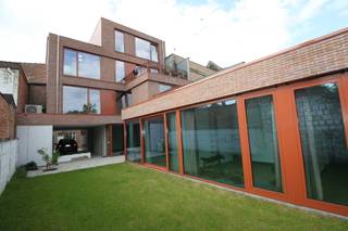 Welkom in het hart van Zoutleeuw, waar luxe en comfort samenkomen. Met een oppervlakte van 137.5 m² biedt dit appartement een weelderige...