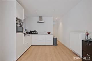 This move-in ready apartment in Kortrijk offers living with style, comfort and practical space distribution. The 70 m² usable area combines a...