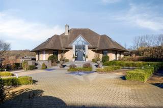 <h2><span>Riante villa op 3.465 m² in de prachtige Vlaamse Ardennen</span></h2><p><span>In het hart van de idyllische Vlaamse Ardennen, gemeente Volkegem, bevindt zich deze uitzonderlijk ruime villa of handelswoning, gelegen op een perceel van maar liefst 3.465 m². </span></p><p><span>Indeling</span></p><p><span>Gelijkvloers</span><span><br />Via de inkomhal met gastentoilet betreedt u de lichtrijke en royale leefruimte, bestaande uit een gezellige zithoek met gashaard en een eetplaats.<br />De volledig ingerichte keuken beschikt over een extra eetplaats en een praktische berging.</span></p><p><span>Aansluitend op de living en keuken bereikt u het ruime terras met prachtig zicht op de onderhoudsvriendelijke tuin, aangelegd met meerdere terrassen en een gazon ideaal om in alle rust te genieten van de omgeving.</span></p><p><span>Daarnaast biedt het gelijkvloers meerdere bureelruimtes met een aparte inkomhal, een extra toilet en een wachtzaal perfect voor een zelfstandige activiteit of vrij beroep.</span></p><p><span>Verdieping</span><span><br />Op de eerste verdieping bevinden zich drie ruime slaapkamers met ingebouwde kasten. De badkamer is uitgerust met zowel een ligbad als een douche. Verder is er een grote vergaderzaal die eenvoudig kan worden omgevormd tot extra slaapkamers, een studio of multifunctionele ruimte. Ook hier is een afzonderlijk toilet aanwezig.</span></p><h3><span>Extra troeven</span></h3><ul><li><span>Ruime garage voor twee wagens</span></li><li><span>Extra kelderberging</span></li><li><span>Heel wat parkeerplaatsen voor de woning, ideaal voor zelfstandigen met cliënteel</span></li><li><span>Asbestveilig</span></li><li><span>EPC: 214 Kwh/m2 </span></li><li><span>CV installatie van 2021. Vloerverwarming op het gelijkvloers</span></li><li><span>Ruime zolder</span></li></ul><p><span>Deze eigendom biedt tal van mogelijkheden voor wie ruimte, comfort en een topligging weet te waarderen. Uitermate geschikt voor grote gezinnen, zelfstandigen of beoefenaars van een vrij beroep.</span></p><p><span>Gelegen op slechts enkele kilometers van het centrum van Oudenaarde, geniet u hier van rust, privacy en unieke vergezichten, met alle voorzieningen binnen handbereik.<br />Perceel rechts en achteraan van de woning zijn gelegen in natuurgebied ! </span></p><p><span> </span></p><p><span>Maak je afspraak via jurgen@immodhondt.be</span></p>