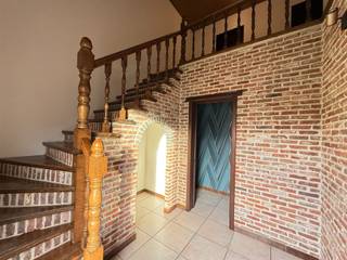 <p><span> C'est dans un cadre agréable et adapté aux enfants, à Schriek, que se trouve cette maison semi-ouverte et chaleureuse, dotée d'un agencement pratique et très lumineuse.<br /><br /> Au rez-de-chaussée, on entre par le hall d'entrée, où se trouvent les toilettes pour invités. Vous y trouverez également un salon spacieux, une cuisine avec coin repas, un débarras et un local technique. Le premier étage comprend deux chambres et une salle de bains avec baignoire, WC et lavabo.<br /><br /> À l'extérieur, vous profiterez d'un jardin agréable et entièrement clôturé –, idéal pour se détendre ou passer de bons moments.<br /><br /> Une maison prête à emménager dans un endroit calme, à proximité des commerces, des écoles et des transports en commun.<br /><br /> La maison est disponible immédiatement.</span></p><p><span> </span></p><p><span>Vous pouvez planifier vous-même une visite directement via notre site web.</span><span> </span></p><p><span>Pour toute autre question, veuillez contacter l'agence au 015/151515 ou à l'adresse info@dupont-vastgoed.be.</span><span> </span></p><p><span> </span></p>