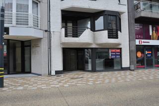 Handelsgelijkvloers te koop – Elizabetlaan, Heist-aan-Zee<br />De perfecte opportuniteit voor ondernemers aan de kust<br />In het hart van Heist-aan-Zee, op een boogscheut van de dijk en vlak naast het levendige Heldenplein, bevindt zich dit uitzonderlijke handelsgelijkvloers.<br />Een 128 m² ruime handelsruimte met een volledig verdiep op -1, ideaal voor wie werk en zichtbaarheid wil combineren op een toplocatie.<br />Het brede uitstalraam biedt niet alleen een maximum aan natuurlijke lichtinval, maar ook uitstekende etalagemogelijkheden om jouw producten of diensten optimaal in de kijker te zetten. Dankzij de centrale ligging en de constante passage is dit pand uitermate geschikt voor zowel winkelfunctie als kantoorruimte.<br />Of je nu droomt van een stijlvolle boetiek, een bruisende handelszaak of een representatief kantoor — dit pand biedt de flexibiliteit en uitstraling die elke ondernemer zoekt.<br />Troeven op een rij: * uitstekende ligging aan de Elizabetlaan, op enkele stappen van zee en Heldenplein * 128 m² bruikbare oppervlakte met bijkomend verdiep op -1 * Breed uitstalraam met veel zichtbaarheid * Perfect voor winkel of kantoor * enz..