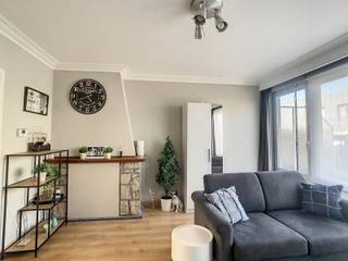 Furnished 2-bedroom flat in the centre of Leuven!<br /><br />This flat is located on the fourth floor, has been completely renovated and is very bright.<br />The apartment consists of an entrance hall with cloakroom, adjoining the living room and kitchen. The kitchen is equipped with a hob, oven, fridge with freezer compartment and storage space. The bathroom has also been renovated and is equipped with a washbasin and walk-in shower. <br /><br />The apartment also has two bedrooms. A big plus is the spacious and sunny terrace. Finally, there is also a private basement storage room.<br /><br />The rent is 1,250 euros per month + 100 euros provision for communal costs.<br />Consumption is individual.<br /><br />Availability: 01/05/2026.<br /><br />Interested? Schedule your visit quickly via our website www.living-stone.be.