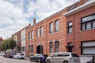 <span><strong>Huurprijs: 450 EUR per maand<br />Huurwaarborg = 3 maanden huur<br />Beschikbaar: onmiddellijk<br /><br /></strong><strong>BEZOEK AANVRAGEN EN KANDIDAAT STELLEN:</strong> Kan enkel via het aanvraagformulier op www.deboerenpartners.be<br />Wij doen er alles aan om uw aanvraag binnen de 2 werkdagen te behandelen. Als u in aanmerking komt voor dit eigendom, contacteren wij u zelf voor het inplannen van een bezoek. Omwille van het grote aantal aanvragen, kunnen verzoeken via Immoweb, Spotto of Immoscoop niet behandeld worden. Enkel kandidaturen van onze website, inclusief documentatie en motivatie, komen in aanmerking. Als u moeilijkheden ondervindt met het invullen van de kandidaatstelling, aarzel dan niet om ons te contacteren voor hulp en ondersteuning.<br /><br /><strong>De tweede verdieping van dit prachtig historisch pand werd ingedeeld in 5 kantoren, een wachtzaal en een apart toilet. Ideaal gelegen en op wandelafstand van het centrum van Turnhout. Ideaal voor (para)medische beroepen zoals logopedisten, diëtisten, psychologen,...</strong><br /><br /><br />Bijzonderheden</span><span>:</span><br /><span>- Op de gelijkvloerse verdieping zit een </span><span>gezondheidscentrum voor kinesitherapie en fysieke training</span><span></span><br /><span>- Kantoren zijn ideaal voor (para)medische beroepen zoals logopedisten, diëtisten, psychologen,..</span><br /><span>- Huurprijs is incl. internetaansluiting, verwarming en airco</span><br /><span>- Kantoren kunnen apart alsook in zijn geheel gehuurd worden</span><br /><span>- </span><span>Volledig ingerichte kantoren</span><br /><span>- Zeer centraal gelegen</span>