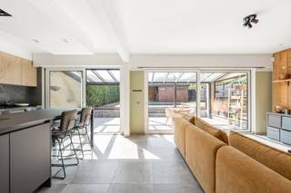 Gelegen aan de rand van Temse met zeer gemakkelijke toegang tot de E17 en alle invalswegen. Absoluut centraal in de driehoek Antwerpen-Gent-Brussel. Winkels, restaurants en scholen zijn op wandelafstand. Een ruime en kwalitatief energiezuinige woning met Mobiscore 8,7/ 10. Uitermate geschikt voor wie op zoek is naar luxe en genieten in eigen huis.<br /><br />Een woning waarbij enorm veel aandacht is besteed aan de afwerkingsgraad en duurzame materialen. Dit is gaande van de binnendeuren, prachtige keuken tot de luxe van een verwarmd zwembad met poolhouse in eigen tuin. Een huis dat beschikt over de nodige wow-factor bij het binnenkomen.<br /><br />Bij het betreden treffen we: de grote inkomhal met ingebouwde kast en apart gastentoilet. Via deze inkomhal heeft u toegang tot de inpandige garage met berging alsook naar de lichtrijke woonkamer met volledig uitgeruste open keuken. Via de grote ramen hebt u een connectie en uitzicht op de tuin met zwembad. <br /><br />Tot slot omvat het slaapgedeelte: Op de eerste verdieping zijn er in totaal zijn 3 ruime slaapkamers en een badkamer met inloopdouche (tevens voorzien van alle comfort met dubbele). De bovenverdieping is voorzien van 1 riante slaapkamer. De slaapkamers zijn voorzien van parket. <br /><br />Het terras in de tuin is volledig overdekt met ingebouwde verlichting. Er zijn aansluitingspunten voorzien voor toekomstige screens, zonnewering alsook terrasverwarming.<br />Verwarming en koeling via aparte airconditioning/verwarmingselementen, grotendeels gevoed door zonnepanelen.<br />Wat betreft het zwembad is deze voorzien van verlichting alsook verwarmd via warmtepomp. Een automatische rolluik zorgt voor de afdekking.<br /><br />Plan snel uw bezoek in en laat u aangenaam verrassen door deze eigendom met al z'n troeven!