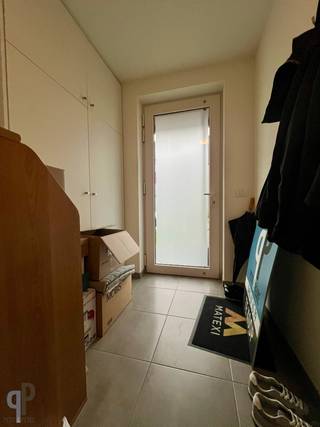 Op wandelafstand van centrum, station en ziekenhuis van Zottegem, vinden we deze recent gebouwde (2020), energiezuinige woning, in prima staat...