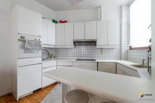 <p><span>Het pand ligt in hartje Zurenborg, op slechts enkele passen van de bruisende Dageraadplaats, waar je een brede keuze aan fijne eetadresjes en leuke cafés vindt. De bereikbaarheid is hier een absolute troef: verschillende buslijnen liggen binnen handbereik en zowel het Centraal Station als Berchem-Station bevinden zich op korte afstand. Bovendien zijn er tal van velo-stations in de buurt, ideaal om je snel en gemakkelijk door de stad te verplaatsen. Kortom: een uitstekende locatie voor wie wil genieten van het bruisende stadsleven met optimale mobiliteit!</span></p><p><span>Naast de uitstekende ligging biedt deze woning een bewoonbare oppervlakte van 120 m². Doorheen de jaren werden al verschillende vernieuwingen uitgevoerd: zo is het dak geïsoleerd met … cm PUR/PIR, is de elektriciteit conform tot 2038 en werd ook de kelder van 30 m² grondig aangepakt. Daarnaast werd de badkamer op het gelijkvloers reeds vernieuwd.</span></p><p><span>Je betreedt de woning via de inkom- en traphal. Vooraan op het gelijkvloers bevindt zich een multifunctionele ruimte van 16 m², die veel invulmogelijkheden biedt. Aan de achterzijde ligt de vernieuwde badkamer van 4 m², uitgerust met een toilet, douchecabine en lavabomeubel.</span></p><p><span>Op de eerste verdieping bevindt zich de lichtrijke leefruimte met open keuken, samen goed voor zo</span><span>’</span><span>n 31 m². Een verdieping hoger treffen we twee slaapkamers van 9 m² en 12 m², een aparte wc en een tweede badkamer van 5 m² met douchecabine en lavabomeubel. De bovenste verdieping, bereikbaar via een vaste trap, herbergt een derde slaapkamer van 13 m².</span></p><p><span>Droom jij er van om te wonen in hartje Antwerpen? Mis deze kans niet! Bewoonbare opp. 120 m² ref.: bruto vloeropp. EPC-certificaat Voor meer info of een gratis schatting surf naar </span><span><span>www.hansimmo.be</span></span></p><p><span> </span></p>