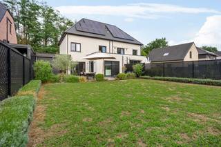 Rustig en comfortabel wonen vlak bij het centrum van Grobbendonk in een doodlopende straat? Deze recente halfopen woning aan Smedeshof 1B combineert een rustige ligging met winkels, scholen en openbaar vervoer binnen handbereik. Ook de omliggende gemeenten en belangrijke verbindingswegen zijn vlot bereikbaar.<br /><br />Via de inkomhal met gastentoilet komt u in de lichtrijke leefruimte. Grote raampartijen zorgen voor een aangenaam tuincontact en geven toegang tot het terras. Aansluitend bevindt zich de ruime keuken, uitgerust met een kookeiland, dubbele spoelbak, inductiekookplaat, combioven, vaatwasser en koelkast. De praktische en ruime berging biedt plaats voor wasmachine en droogkast en beschikt over een regenwaterfilter. Deze is aangesloten op de toiletten en de buitenkraan.<br /><br />Op de eerste verdieping leidt de nachthal naar 3 volwaardige slaapkamers van respectievelijk 13 m², 13,4 m² en 13,5 m². De badkamer is ingericht met een ligbad met douchefunctie, een dubbele lavabomeubel, inloopdouche en handdoekradiator. Daarnaast is er een afzonderlijk toilet.<br /><br />De tweede verdieping verrast met een royale vierde slaapkamer van circa 41 m² en een bureau- of logeerkamer van 12 m².<br /><br />De tuin, het terras en de carport vervolledigen deze instapklare woning uit 2021.<br /><br />Pluspunten:<br />+ Rustige ligging nabij het centrum<br />+ Doodlopende straat<br />+ Recent bouwjaar<br />+ 4 a 5 slaapkamers<br />+ Badkamer met bad én inloopdouche<br />+ Tuin, terras en grote garage/carport<br />+ Zeer gunstig EPC (A!) = energiezuinig<br />+ Alarm aanwezig<br />+ Conforme elektrische keuring<br />+ 12 zonnepanelen!<br />+ 1ste eigenaar verkoopt<br /><br />Interesse? Contacteer ons voor een afspraak via 03 337 50 70 of info@vbvastgoed.be