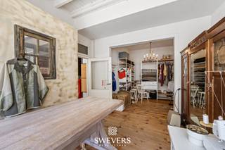 Voor meer info en foto's, surf naar www.swevers.be – In het centrum van Beringen vindt u dit veelzijdige pand met een combinatie van 2 appartementen en 4 handelspanden. Het gebouw dateert van 1979 en biedt tal van mogelijkheden voor wie wonen, werken of investeren wil combineren op één centrale locatie.<br />De ligging is een sterke troef, met scholen op 210 meter, winkels op 150 meter, restaurants op 130 meter, openbaar vervoer op 260 meter en een vlotte aansluiting op de snelweg op 4,2 kilometer. Hierdoor geniet u van een uitstekende bereikbaarheid voor zowel bewoners als klanten. Het gebouw bestaat uit meerdere entiteiten: een handelspand van 31 m², een appartement van 114 m², een appartement met handelspand van 206 m², twee bijkomende handelspanden van respectievelijk 25 m² en 27 m² en een duplex van 43 m². Op het gelijkvloers bevinden zich verschillende handelsruimtes rond een centrale hal, aangevuld met een keuken, toilet en berging. De woongelegenheden beschikken samen over 5 slaapkamers, 2 badkamers en 5 toiletten. De leefruimte heeft een oppervlakte van 21,43 m² en de keuken meet 16,12 m². Op de tweede verdieping bevinden zich drie slaapkamers en een badkamer, ideaal als afzonderlijke slaapverdieping. Verder beschikt het gebouw over een ruime zolderverdieping die extra mogelijkheden biedt als opslag-, hobby- of functionele ruimte, afhankelijk van de technische haalbaarheid en vergunningen. Ook de kelder van 37 m² vormt een praktische meerwaarde voor stockage of technische installaties. Het noordgericht terras vervolledigt het geheel. Dankzij de combinatie van meerdere woon- en handelsentiteiten, de centrale ligging en de vele mogelijkheden vormt dit pand een interessante opportuniteit voor investeerders, projectontwikkelaars en eigenaars met een duidelijke toekomstvisie. Voor meer informatie, bel 011 255 155. Bron bewoonbare oppervlakte: EPC – verslag.