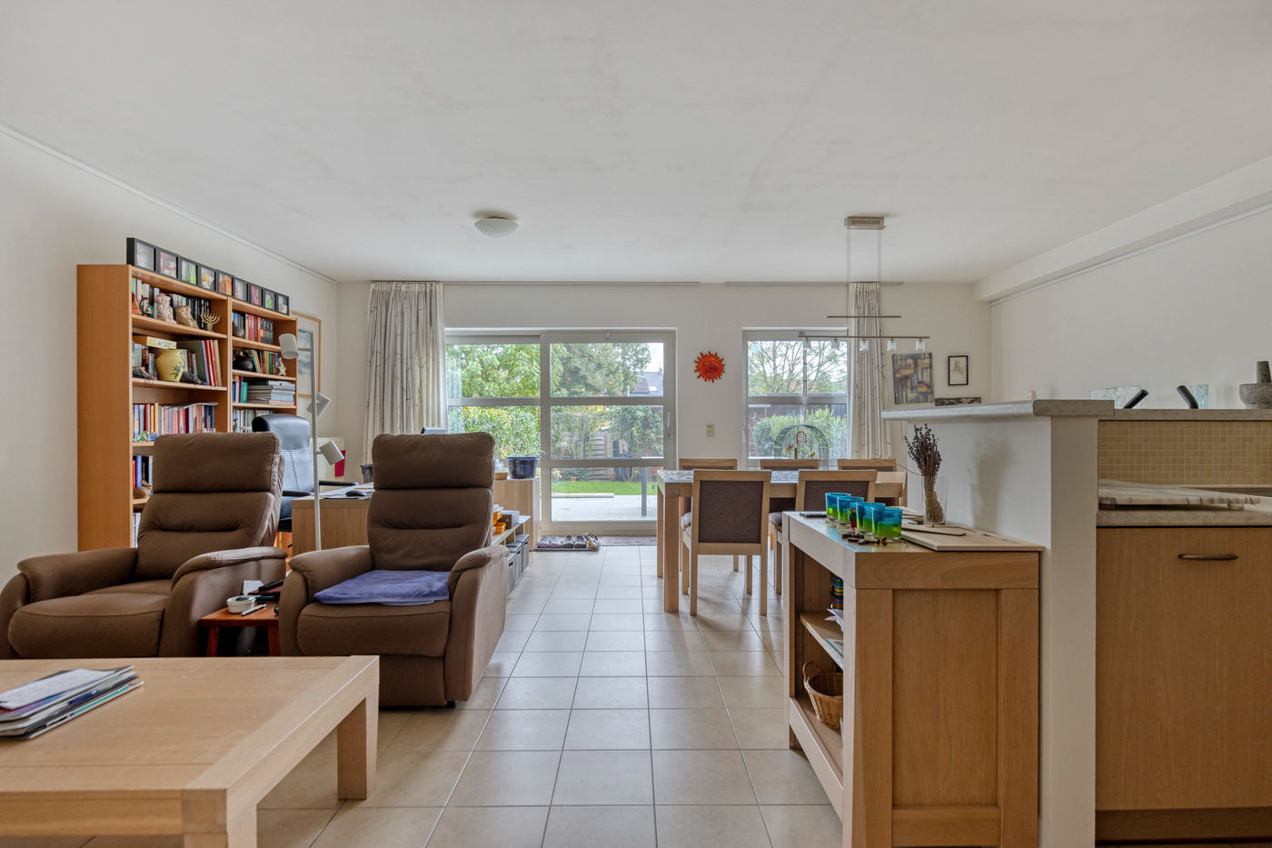 Ruim gelijkvloers appartement met 3 slaapkamers, tuin en garage - foto 4