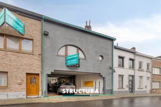Interessant investeringspand in hartje Aalst – 8 VERGUNDE entiteitenIn het centrum van Aalst bevindt zich dit goed gelegen appartementsgebouw bestaande uit 8 entiteiten, een stabiele verhuuropbrengst en mooi groeipotentieel. De actuele huuropbrengst bedraagt € 3.450 per maand, met een mogelijke opbrengst na indexatie van € 4.079,75 per maand, wat dit pand bijzonder aantrekkelijk maakt voor investeerders.Indeling van het gebouwGelijkvloersHet gelijkvloers omvat twee wooneenheden: Een ruim appartement met inkomhal, gastentoilet, lichtrijke leefruimte met open keuken, twee slaapkamers, badkamer, washok en ruim terras. Een studio met inkomhal, leefruimte met keuken, badkamer, washok en terras.Eerste verdiepingTwee appartementen, telkens voorzien van een inkomhal, apart toilet, leefruimte met keuken, slaapkamer, badkamer en terras.Tweede verdiepingDrie duplex-appartementen, elk bestaande uit een leefruimte met keuken, badkamer met toilet en één slaapkamer.Huisnummer 107 – Triplex-appartementDit ruime triplex-appartement beschikt op het gelijkvloers over een inkomhal. De eerste verdieping omvat een ruime leefruimte, keuken, gastentoilet en washok. Op de tweede verdieping bevinden zich een nachthal, twee ruime slaapkamers en een badkamer met ligbad, toilet en wastafel. Verder zijn er kelders aanwezig, wat extra bergruimte en comfort biedt voor de bewoners.Troeven op een rij8 verhuurde entiteitenZeer centrale ligging in AalstMooie maandelijkse opbrengst met indexatiepotentieelTerrassen bij meerdere unitsIdeaal investeringspand met stabiel rendementEen unieke investeringsopportuniteit in het centrum van Aalst.EPC attesten:Bus 1: 227 kWh/(m² jaar), 20260211-0003797460-RES-1Bus 2: 446 kWh/(m² jaar), 20210407-0002398317-RES-1Bus 3: 266 kWh/(m² jaar), 20230209-0002803644-RES-1Bus 4: 146 kWh/(m² jaar), 20201025-0002330748-RES-1Bus 5: 266 kWh/(m² jaar), 20240417-0003216679-RES-1Bus 6: 1785 kWh/(m² jaar), 20260211-0003797462-RES-1Bus 7: 1755 kWh/(m² jaar), 20260210-0003797463-RES-1107: 582 kWh/(m² jaar), 20260210-0003797459-RES-1Bestuursmaatregelen in het maatregelenregister: nee