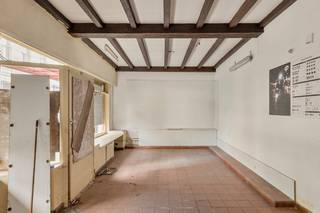 Bent u op zoek naar een eigendom waar wonen en werken perfect gecombineerd kunnen worden?<br />Dan is deze veelzijdige winkelruimte met ruime woonst en prachtige tuin zeker een bezoek waard.<br /><br />De commerciële ruimte aan de voorzijde biedt tal van mogelijkheden voor diverse beroepsactiviteiten, zoals een winkel, kantoor, praktijkruimte of vrij beroep.<br />Bovendien beschikt deze over een praktische kelder die extra opslagmogelijkheden biedt.<br /><br />Het woongedeelte op het gelijkvloers omvat een ruime en lichtrijke woonkamer, meerdere toiletten, een volledig geïnstalleerde keuken, een badkamer met ligbad en een gezellige veranda met eetruimte die uitkijkt op de tuin.<br />Op de eerste verdieping bevinden zich drie volwaardige slaapkamers en een ruime dressing.<br />De tweede verdieping biedt een vierde slaapkamer en een zolderruimte die naar wens kan worden ingericht, bijvoorbeeld als hobbyruimte, bureau of extra opslagplaats.<br />Buiten geniet u van een mooie, groene en zonnige tuin waar het heerlijk vertoeven is in alle rust.<br /><br />Troeven van deze eigendom:<br />-Commerciële ruimte met diverse gebruiksmogelijkheden<br />-Kelder voor extra opslag<br />-Ruime en lichtrijke woonruimtes<br />-Geïnstalleerde keuken<br />-Badkamer met ligbad<br />-Veranda met eetgelegenheid<br />-4 slaapkamers + dressing<br />-Mogelijkheid tot bureau of praktijkruimte<br />-Zolderruimte<br />-Mooie groene en zonnige tuin<br /><br />Heeft u interesse of vragen? Contacteer ons via jeffrey@jurimmo.be of +32 474 04 13 26<br />