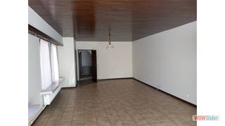 Een ruim appartement op de eerste verdieping bestaande uit een woonkamer, ingerichte keuken, 3 slaapkamers, badkamer, bergplaats, veranda, terras. ...