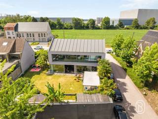 Te koop: ruime villa met 3 slpk en leuke tuin op TOPLOCATIE te Oudenaarde. Goede bereikbaarheid, vlak aan N60, doch op wandelafstand van het centrum, winkels én station met rechtstreekse verbinding naar Zaventem.Mogelijkheid bijkopen atelier/hobbyruimte, EN/OF atelier/werkplaats, EN/OF extra kantoren. Veel potentieel en ideaal voor mensen op zoek naar wonen -werken. Hoogwaardige afwerking en een doordachte indeling, een unieke combinatie van ruimte, comfort en design.Wat maakt dit pand uniek?Bij het binnenkomen ervaart u meteen de openheid en het natuurlijke licht dat doorheen de volledige woning aanwezig is. De ruime leefruimte vloeit naadloos over in de eetplaats en de volledig uitgeruste designkeuken, bijkeuken en extra bureau. Dankzij de grote raampartijen en schuiframen geniet u van een prachtig zicht op de tuin. De woning beschikt over drie ruime slaapkamers en twee badkamers, waardoor ze perfect aansluit bij de behoeften van een gezin. De kwalitatieve afwerking met onder andere warme parketvloeren, maatwerkkasten en moderne architecturale accenten zorgt voor een tijdloze en luxueuze uitstraling.Buiten geniet u van een ruime gezellige tuin. Mogelijkheid bijkopen atelier/werplaats/kantoren. Vraag nu uw info! Te koop via Immo Beguin, jouw vastgoedexpert sinds 2009, met kantoren in Ronse, Waregem, Kortrijk, Deinze, Doornik en Lessines.Meer info of een bezoek via flore@immobeguin.be