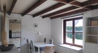 <p>Goed gelegen vakantiehuis te renoveren.</p><p>Dit in het domein Duinhoek 2.</p><p>Grote living afgesloten met muur van de keuken, 1 slaapkamer beneden,</p><p>2 slaapkamers boven, 1 douchekamer met toilet, keuken, afgesloten tuin</p><p>volledig naar de zon gericht, parking voor de deur.</p><p>Renovatieplicht : ja.</p><br />