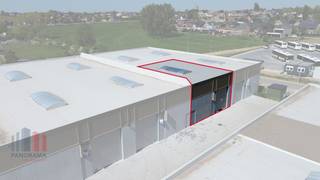 Nieuwe KMO-unit met een oppervlakte van 212 m². De nieuwe KMO-ontwikkeling '<strong>THEA</strong>' bestaat uit <strong>22 casco KMO-units</strong> met oppervlaktes tussen <strong>180 m² en 300 m²</strong>.<br />De casco KMO-units, die samenvoegbaar zijn tot grotere oppervlaktes, worden opgebouwd uit een staalconstructie in combinatie met een betonplint en geïsoleerde sandwichpanelen.<br /><br />De magazijnruimtes zijn toegankelijk via een automatische sectionale poort (4 m B x 4,50 m H) met een aparte toegangsdeur met bovenliggend raam en zijn voorzien van een lichtstraat met rookluik. De vrije hoogte bedraagt +/- 6 meter, wat het inbouwen van een mezzanine mogelijk maakt. Sommige units zijn uitgerust met een hoek - of zijraam voor extra lichtinval.<br />De gebouwen, die geschikt zijn voor zowel opslag als productie, hebben brandklasse C, zijn voorzien van een gedeelde regenwaterput en nutsvoorzieningen komen binnen in de unit. <br /><br />Op dezelfde site worden <strong>8 loten</strong> gereserveerd voor <strong>gebouwen op maat</strong> tussen 1.938 m² en 2.400 m².<br /><br />De ontwikkeling bevindt zich op 3 km van Tielt centrum en nabij de bedrijvige Kasteelstraat.<br /><br />Ruime parkeer- en manoeuvreerruimte op de site. Per unit zijn er minstens <strong>2 parkeerplaatsen</strong> voorzien.<br />Contacteer <strong>PANORAMA B2B</strong> voor bijkomende inlichtingen of een vrijblijvend plaatsbezoek <strong>050 300 800</strong>.