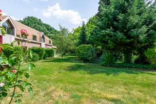 <p>Residentie Prinsenbos biedt comfortabele en lichtrijke serviceflats voor wie zelfstandig wil wonen in een rustige, verzorgde en groene omgeving. De appartementen beschikken over één of twee slaapkamers, een aangename leefruimte, een ingerichte keuken en een moderne badkamer.</p>
<p>Dankzij de eigentijdse afwerking, de warme materialen en de grote raampartijen ontstaat een tijdloze woonomgeving die u volledig naar eigen smaak kunt inrichten. De uitgestrekte tuin en de groene omgeving zorgen voor rust, privacy en een aangenaam gevoel van ruimte.</p>
<p>Elke woongelegenheid is uitgerust met een persoonlijk noodoproepsysteem. Dankzij dit systeem en de permanente aanwezigheid van personeel is er dag en nacht altijd iemand in de buurt. Zo kunt u zelfstandig wonen met de geruststellende zekerheid dat hulp nooit ver weg is.</p>
<p>Daarnaast zijn verschillende diensten op aanvraag beschikbaar, waaronder maaltijden, boodschappenservice, poetshulp, pedicure en was- en strijkmogelijkheden.</p>
<ul>
<li>
<p>Appartement met 1 slaapkamer: € 40 per dag</p>
</li>
<li>
<p>Appartement met 2 slaapkamers: € 45 per dag</p>
</li>
</ul>
<p><strong>In deze prijs zijn inbegrepen:</strong></p>
<ul>
<li>
<p>het gebruik van het appartement;</p>
</li>
<li>
<p>wifi en televisie;</p>
</li>
<li>
<p>het noodoproepsysteem.</p>
</li>
</ul>
<p>Niet inbegrepen zijn een forfait van € 15 per maand voor water en € 10 per maand voor huisvuil. Elektriciteit wordt afgerekend volgens het eigen verbruik. Eventuele persoonlijke zorg, medische tussenkomsten en bijkomende diensten worden afzonderlijk aangerekend.</p>
<p>Er wordt een waarborg gevraagd van één maand huur, aangevuld met een waarborg van € 200 voor de noodknop en de sleutels.</p>
<p>Residentie Prinsenbos combineert de vrijheid van een eigen thuis met het comfort van ondersteuning wanneer u die wenst. Een ideale woonoplossing voor wie vandaag volop wil genieten en tegelijk vooruitdenkt naar morgen.</p>
<p>Prinsenbos is rustig gelegen aan de Hoogboomsteenweg in Kapellen, midden in een groene en aangename omgeving.</p>
<p>De ligging combineert sereniteit met een uitstekende bereikbaarheid. Voor de deur bevindt zich een bushalte met rechtstreekse verbindingen richting Kapellen, Brasschaat en Antwerpen. Hierdoor zijn winkels, diensten, horeca en familie vlot bereikbaar, ook zonder eigen wagen.</p>
<p>De residentie geniet bovendien van een rustige, residentiële sfeer, omringd door volwassen groen en wandelmogelijkheden. Zo woont u dicht bij alles wat u nodig heeft, terwijl u thuis geniet van privacy, ruimte en rust.</p>