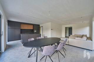 Moderne, instapklare nieuwbouwwoning (164 m²) met 3 slaapkamers en een carport op een ruim perceel van 980 m².De tuin is gedeeltelijk omheind,...