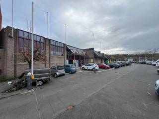 Handelspand gelegen in centrum Geraardsbergen.2800 m2 gelijkvloers + 200m2 kantoren / sociale ruimten op verdiep.Nuttige hoogte onder balk 5,6m.Grote...