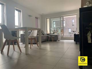 <h2><span>Strak en modern 1-slaapkamer hoekappartement met ruim terras en autostaanplaats</span></h2><p><span>Dit recent appartement (bouwjaar 2018) geniet van een uitstekende ligging nabij het dorpscentrum en met vlotte verbindingen naar Antwerpen en Brussel.</span></p><p><span>Het betreft een licht en modern hoekappartement met een ruim terras en een verplichte autostaanplaats ( 50/maand).</span></p><h3><span>Indeling</span></h3><p><span>Inkomhal & berging</span><span><br />U komt binnen via de inkomhal met gastentoilet en praktische berging.</span></p><p><span>Leefruimte & keuken</span><span><br />De ruime en lichtrijke leefruimte is voorzien van grote raampartijen die zorgen voor veel natuurlijk licht en directe toegang tot het zonnige terras. De open, volledig geïnstalleerde keuken sluit naadloos aan op de leefruimte.</span></p><p><span>Badkamer & slaapkamer</span><span><br />De moderne badkamer is uitgerust met een inloopdouche en lavabomeubel. Daarnaast is er een apart toilet met handenwasser. Het appartement beschikt over één ruime slaapkamer.</span></p><p><span>Kelder & parking</span><span><br />In de ondergrondse verdieping bevindt zich de autostaanplaats ( 50/maand) en een privatieve kelderberging. Daarnaast is er een gemeenschappelijke fietsenberging aanwezig.</span></p><h3><span>Huurprijs</span></h3><ul><li><span>850 / maand (appartement) </span></li><li><span>50 / maand autostaanplaats + kelder </span></li><li><span>80 / maand gemeenschappelijke kosten </span></li></ul><h3><span>Troeven</span></h3><ul><li><span>Veel natuurlijke lichtinval (hoekappartement) </span></li><li><span>Ruim en zonnig terras </span></li><li><span>Autostaanplaats + privatieve kelder </span></li><li><span>Recent en energiezuinig gebouw (2018) </span></li><li><span>Centrale en vlot bereikbare ligging </span></li></ul><p><span>Mis deze unieke kans niet!</span></p>