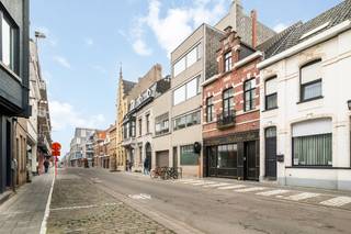 Roeselare-stadskern. Polyvalente BURGERWONING / HANDELSHUIS in 2 delen :  exclusief commercieel pand gelijkvloers met tuin en uniek...