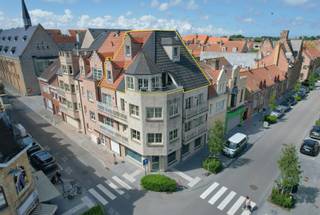 Instapklaar duplexappartement (125 m²) met zicht op de kaai in Nieuwpoort-Stad<br />Bent u op zoek naar een luxueuze uitvalsbasis in het hart van Nieuwpoort-Stad? Dit duplexappartement uit 2014 combineert een hoogwaardige afwerking met een uitstekende ligging. Het middelpunt van de woning is de riante leefkeuken met kookeiland en kwalitatieve inbouwtoestellen. <br />Dankzij de grote raampartijen in de erker geniet u van een prachtige lichtinval en een rustgevend uitzicht. Op de tweede verdieping bevindt zich een indrukwekkende master suite van, compleet met maatwerk-inbouwkasten, een ruime dressing en een moderne en-suite badkamer. Met een gunstig EPC-label B (118 kWh/m²) en vloerverwarming geniet u hier van een zorgeloze, energiezuinige woonervaring zonder renovatieplicht.<br />Uw troeven op een rij:<br />- Toplocatie: Centraal gelegen nabij de markt en de sfeervolle kaai.<br />- Master suite: Een oase van rust met dressing (14 m²) en en-suite badkamer.<br />- Luxe kookbeleving: Volledig uitgerust met o.a. stoomoven, koffiemachine en inductie.<br />- Energiezuinig wonen: EPC-label B, vloerverwarming en geen renovatieverplichting.<br />- Buitenruimte: Gezellig terras (6 m²) voorzien van wateraansluiting en verlichting.<br /><br />Optioneel: Mogelijkheid tot aankoop van een ruime inpandige garage (19 m²) op het gelijkvloers, uitgerust met automatische poort en directe toegang via de lift.<br /><br />KIJKDAG zaterdag 1/8 van 10u tot 12u (inschrijven via residentievastgoed.be)<br />(Ref. NI27678)