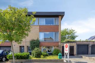 Deze woning in Hoevenen/Stabroek is rustig gelegen en toch nabij alle belangrijke voorzieningen zoals winkels, scholen en invalswegen – een ideale combinatie voor wie comfortabel en centraal wil wonen.<br /><br />Bij het betreden van de woning komen we in de ruime inkomhal die toegang geeft tot de open leefruimte. Deze lichtrijke ruimte vormt het hart van de woning en sluit aan op de keuken. Aansluitend aan de keuken bevindt zich het terras. <br /><br />Op de eerste en tweede verdieping vinden we telkens 2 volwaardige, ruime slaapkamers en een badkamer per verdiep. <br /><br />Buiten geniet de woning van een ruime oprit met plaats voor een wagen en een externe garage, wat zorgt voor extra comfort en parkeergemak. Last but not least kan je in de groene tuin genieten van heel wat gezellige apero-momentjes, winterse barbecue en ga zo maar door.<br /><br />Bijzonderheden:<br />- EPC: 290 kWh/m² label C<br />- 4 grote slaapkamers en 2 badkamers<br />- garage en parkeergelegenheid voor de deur <br /><br />Kortom, een woning met veel potentieel op een aangename ligging in Hoevenen/Stabroek. Interesse? Neem gerust contact op voor meer informatie of een bezoek! 03/666 66 66 of femke.van.helvert@dewaele.com - uw Dewaele kantoor in Kapellen aan de Hoevensebaan 25 - steeds vrijblijvende schatting en verkoopadvies!<br /><br />Bestuursmaatregelen in het maatregelenregister: nee