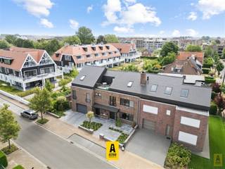 In het hart van het charmante en pittoreske De Haan, op wandelafstand van het strand en het centrum, wacht deze perfect onderhouden voormalige dokterswoning op een nieuwe eigenaar. Met een uitzonderlijke oppervlakte, prachtige lichtinval, en een flexibele indeling, leent deze woning zich uitstekend voor kangoeroewonen, een vrij beroep of royale gezinsbewoning.<br />Troeven van dit unieke pand: Riante bewoonbare oppervlakte verspreid over drie niveaus, zuidgerichte terrassen op het gelijkvloers, eerste én tweede verdieping, tuin met petanqueveld en grote tuinberging, dubbele garage met wasplaats, tot 7 volwaardige slaapkamers mogelijk. Ideaal voor vrij beroep: met aparte praktijkingang, wachtkamer en spreekkamer op het gelijkvloers. Zeer goede staat van onderhoud – instapklaar. Authentieke architectuur met praktische indeling. Dak, terrassen en ramen werden vernieuwd!<br />Gelijkvloers: Praktijkgedeelte met wachtruimte, twee aparte inkomhallen (praktijk & privé), apart toilet, spreekkamer + wachtkamer (momenteel slaapkamer), aparte wasplaats + doucheruimte (eventuele tweede badkamer) en dubbele garage met interne toegang, extra ruimtes met potentieel als hobbykamer, atelier of uitbreiding leefruimte<br />Verdieping: Royale woonkamer met toegang tot een ruim zonnig terras, volledig ingerichte keuken, 3 slaapkamers, ruime badkamer met bad, apart toilet<br />Dakverdieping: Extra slaapkamers, zolderruimte – ideaal als opslag, extra slaapruimte of hobbyruimte en archiefruimtes – perfect voor uitbreiding of aparte wooneenheid, groot zonneterras en terras aan de voorzijde met open zicht<br />Ligging: Gelegen op een toplocatie in de groene Kardinaal Mercierlaan, vlak bij de tramhalte, winkels, restaurants en het strand. Rustig én centraal, met vlotte verbindingen.<br />Een woning met een ziel en ongeziene mogelijkheden.<br />Interesse? Neem contact op voor een bezoek en laat je overtuigen door de charme en ruimte van deze unieke eigendom.