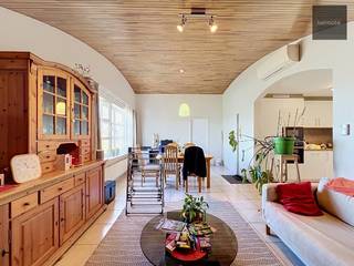 <p>Lichtrijk appartement op de 2de verdieping, bestaande uit : inkomhal met apart toilet, living met veel lichtinval en ingerichte open keuken, berging, badkamer met ligbad/douche, lavabomeubel en aansluiting wasmachine, twee slaapkamers, autostaanplaats vooraan en garage ;<br /> </p>
<p>- Appartement op 2de verdieping (geen lift) ;<br />- CV op aardgas ;<br />- Overal dubbel glas en PVC draai-kip ramen ;<br />- Het appartement is voorzien van airco ;<br />- Maandelijkse kosten - 75 € ;<br />- Vrij vanaf 01/12/2026 ;<br /> </p>
<p>==> Voor bezoek gelieve ons kantoor in Waregem te contacteren aub - 056/60.33.66. (Optie 2)</p>