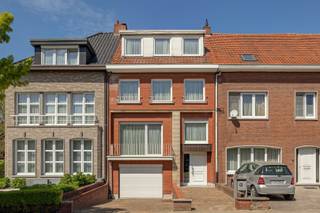 <p>Centrale ligging op wandelafstand van het Kristus-Koningplein en Dorpstraat met winkels en openbaar vervoer.</p><p>Indeling: inkomhal met gastentoilet, garage en verschillende provisie- en bergruimtes + toegang naar terras en tuin.<br />V1: ruime drie-delige leefruimte op vinylvloer, achteraan overdekt terras met toegangstrap naar tuin, te renoveren keuken achteraan en gastentoilet.<br />V2: 4 slaapkamers (ca. 15/15/9/8m2) op vinylvloer, badkamer met douche en bad, apart toilet.<br />V3: 2 extra kamers (ca. 11/10m2) op vinylvloer + hobbykamer onder schuin dak.</p><p>Extra's:<br />- EPC 268kWh/m2 ( label C)<br />- deels vernieuwd buitenschrijnwerk in pvc<br />- CV-ketel op gas (2015)<br />- niet asbestveilig</p><p>Info/bezoek: 03/283 83 00 - noord@sinjoor.be</p>