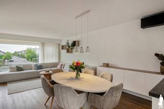 <strong>Instapklare en energiezuinige (EPC: A) woning op leuke locatie in Hoevenen op een perceel van ca. 186m²!</strong><br /><span>Deze</span><strong> trendy </strong><strong>woning</strong><span> is volledig gerenoveerd en beschikt over <strong>zonnepanelen</strong>.</span><br /><br /><span>De woning omvat in totaliteit 3</span><strong> bouwlagen</strong><span>, waaronder:</span><br /><span>1. Een gelijkvloerse verdieping met ruime inkomhal, gastentoilet met handenwasser, <strong>inpandige garage</strong>, </span><strong>bar </strong>en berging/<span>wasplaats. Voorts de tuin en 3<strong> terrassen</strong>.</span><br /><span>2. Een eerste verdieping met de leefruimte en een terras met <strong>buitentrap</strong>.</span><br /><span>3. Een tweede verdieping met nachthal, 3 slaapkamers en badkamer.</span><br /><br /><strong>Voorzieningen op de gelijkvloerse verdieping:</strong><br /><span>- Een inkomhal met</span><span> </span><strong>gastentoilet</strong><span> met </span><strong>handenwasser</strong><br />- Brede inpandige en betegelde garage met <strong>automatische sectionaalpoort</strong><br /><span>- <strong>Bar</strong> (evt. 4de slaapkamer) met schuifdeuren naar het deels<strong> overdekte terras </strong>met <strong>jacuzzi </strong>en de tuin!</span><br /><span>- Een praktische </span><strong>berging/wasplaats<br /></strong><br /><strong>Voorzieningen op de eerste verdieping:</strong><br /><span>- Op de eerste verdieping bevindt zich een hal met dubbel openslaande deuren in glas, prachtige L-vormige leefruimte met living en eethoek.</span><br /><span>- Een <strong>volledig geïnstalleerde keuken met alle toestellen</strong>, ontbijthoek en toegang tot het <strong>zonnige terras</strong> op het <strong>zuidoosten </strong>met <strong>buitentrap</strong>!</span><strong><br /></strong><br /><strong>Tweede verdieping</strong><span>: </span><br /><span>- Deze verdieping omvat een nachthal, 3 slaapkamers (airco's) en de verineuwde badkamer met inloopdouche, handdoekwarmer wastafel en toilet!<br />- <strong>S</strong><b>laapkamer 1: </b>17 m² met ingemaakte kastenwand<br />- <strong>Slaapkamer 2: </strong>14 m²<br />- <strong>Slaapkamer 3: </strong>7 m²</span><br /><br /><strong>Algemeen</strong><span>: </span><br /><span>- Instapklaar!<br /></span>- EPC: A + Elektra CONFORM!<br /><span>- Zonnepanelen!</span><br /><span>- Zonnetent</span><br /><span>- Recente HR CV Vaillant</span><br /><span>- Vernieuwde ramen!<br />- Rolluiken<br /></span>- Uitgebreid alarmsysteem<br /><span>- Airco's</span><br /><br /><strong>Ligging van deze woning:<br /></strong>Dit pand is gelegen op wandelafstand van winkels, openbaar vervoern, natuur en scholen in de nabije omgeving.
