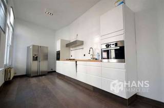 <p><span>Gezellig duplex-appartement van 90 m² met 1 slaapkamer gelegen op de eerste verdieping. </span></p><p><span> </span></p><p><span>Indeling:</span></p><p><span>Dit appartement bestaat uit een woonkamer van 30 m² op parket.. </span></p><p><span>Volledige geïnstalleerde open keuken van 18 m² op parket met Amerikaanse ijskast, oven, grill, gasvuur, dampkap en vaatwasser. </span></p><p><span>Badkamer van 9 m² op stenen vloer met grote regendouche en lavabo. </span></p><p><span>Apart toilet. </span></p><p><span>Berging van 5 m² met aansluiting voor wasmachine/droogkast. </span></p><p><span>Slaapkamer van 16 m² op parket met ingebouwde kasten. </span></p><p><span> </span></p><p><span>Extra: </span></p><p><span>Dubbele beglazing (hout). </span></p><p><span>Onmiddellijk vrij. </span></p><p><span>Algemene kosten 50 euro: minuterie</span></p><p><span>Voor heel ons aanbod ga naar www.hansimmo.be.</span></p>