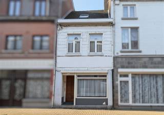 SOUS OPTION Dans le centre commercial d'Enghien, proche des commerces, des facilités, des écoles et des axes principaux, une jolie petite maison...