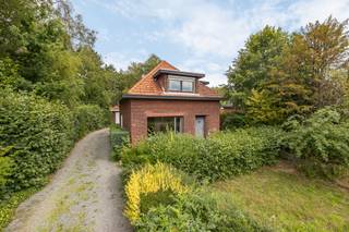 GELIJKVLOERSInkomhal 8 m² op tegel. Achterinkom 5 m² inclusief gastentoilet met handenwasser.Leefruimte 14,5 m² op tegel. Eetkamer 16 m² op tegel met...
