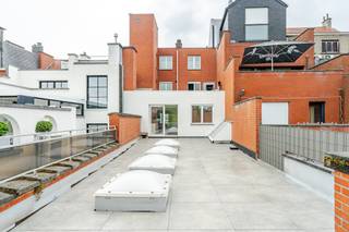 Centraal gelegen instapklaar appartement (125 m²) met 3 kamers en zeer groot zongericht dakterras (82 m²) te koop in het centrum van Roeselare.<br /><br />De centrale ligging in de winkelstraat nabij de Grote Mark van Roeselare maakt dit een ideale keuze voor wie op zoek is naar een comfortabel appartement in het stadscentrum.<br /><br />*Indeling van het appartement te koop:<br /><br />- inkom met apart toilet<br />- aangename woonkamer<br />- open ingerichte keuken met toegang tot erg ruim dakterras (82 m²)<br />- badkamer met lavabomeubel, bad en douche<br />- berging<br />- 2 slaapkamers<br />- 3de kamer als bureau/slaapkamer/dressing<br /> <br />*Kenmerken en troeven:<br /><br />- Locatie: de Noordstaat ligt op een steenworp afstand van de Grote Markt, bibliotheek, winkels, horeca en openbaar vervoer. Je hebt alles binnen handbereik.<br />- Lift: het gebouw beschikt over een lift, waardoor je gemakkelijk naar de eerste verdieping kunt.<br />- Terras: geniet van een mega dakterras (82 m²) achteraan.<br />- Conformiteitsattest voorhanden.<br /><br /><br />Dit appartement combineert comfort, locatie en praktische indeling. Neem contact met ons op voor meer informatie of een bezichtiging.<br /><br />Bestuursmaatregelen in het maatregelenregister: in aanvraag<br /><br />Deze AI-visualisaties zijn bedoeld als inspiratie. Er werd geen rekening gehouden met technische specificaties, stedenbouwkundige voorschriften of de concrete mogelijkheden tot realisatie.