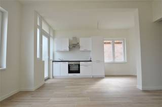 Instapklaar, compleet gerenoveerd appartement op gelijkvloers met garage en tuin Zeer centraal gelegen appartement  nabij belangrijke invalswegen,...