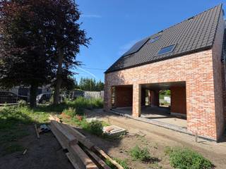 <p>Nieuwbouw met warmtepompen REEDS IN OPBOUW!</p>
<p>Deze woningen kunnen aangekocht worden aan 6% BTW als enige eigen woning of voor 15 jaar verhuur.</p>
<p>Binnenkort uw nieuwe energiezuinige thuis in een rustige straat in Maldegem maken? Mis deze kans niet! OPLEVERING EIND 2026!<br />Van deze 3 nieuwbouwwoningen wordt binnenkort gestart met de binnenafwerking. Hierbij kiest u volledig zelf nog de keuken, badkamer, vloeren, binnendeuren, …</p>
<p>De woningen zijn bijzonder degelik opgebouwd met betonnen tussenverdieping én 2 betonnen trappen. Ze scoren zeer goed qua energiezuinigheid dankzij de WARMTEPOMPEN met vloerverwarming, ZONNEPANELEN, superisolerende beglazing, vloer- muur- en dakisolatie, ventilatie type D,… Daarnaast zijn 2 regenwaterputten van elk 7500L voorzien.</p>
<p>De woningen zijn gelegen vlakbij centrum Maldegem. Daarnaast is er een vlotte verbinding met Antwerpen via de N49 en met het binnenland via de E40 te Aalter.</p>
<p>Contacteer Bonne Vastgoed 7 op 7 voor meer info via 050/73.73.73 of info@bonnevastgoed.be</p>