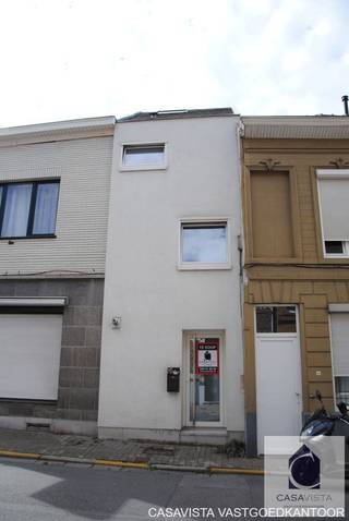 Instapklare en energiezuinige stadswoning met EPC-label B in hartje Geraardsbergen!
Op zoek naar een stijlvolle woning waar comfort, energiezuinigheid en een centrale ligging hand in hand gaan? Dan is deze charmante stadswoning in de Gentsestraat 52A te Geraardsbergen absoluut een bezoek waard.
Deze verzorgde woning werd grondig vernieuwd en biedt een aangename leefomgeving voor alleenstaanden, koppels of investeerders. De woning beschikt over een gezellige leefruimte, een volledig uitgeruste keuken, een slaapkamer, badkamer en praktische bergruimte. Dankzij de doordachte indeling wordt de beschikbare ruimte optimaal benut.
Op energetisch vlak scoort deze woning bijzonder sterk met een EPC-label B (132 kWh/m² jaar), conforme elektrische installatie, hoogrendementsbeglazing en een condenserende gasketel. Hierdoor geniet u niet alleen van een aangenaam wooncomfort, maar ook van een lagere energiefactuur.
De gevel werd afgewerkt met een moderne crepi-afwerking, terwijl het aluminium schrijnwerk met thermische onderbreking en hoogrendementsbeglazing zorgt voor een hedendaagse uitstraling en uitstekende isolatie.
Gelegen op wandelafstand van winkels, openbaar vervoer, horeca en alle dagelijkse voorzieningen vormt dit pand de ideale uitvalsbasis voor wie graag centraal woont. Bovendien bevindt het perceel zich niet in een risicozone voor overstromingen.
Troeven op een rij:
- EPC-label B
- Conforme elektrische installatie
- Aluminium schrijnwerk met hoogrendementsbeglazing
- Condenserende gasketel
- Moderne crepi-gevel
- Instapklaar
- Centrale ligging nabij winkels, scholen en openbaar vervoer
- Interessant als eigen woning of investering
Laat u verrassen door de ruimte, het comfort en de uitstekende ligging van deze eigendom en plan vandaag nog uw bezoek met Cedric!