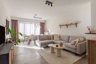 Dit keurig gerenoveerde appartement is gelegen op de eerste verdieping van een aangenaam, klein blokje in de gezellige Plantijnlei te Schoten. Hoewel de bruisende centra van Schoten, Brasschaat en Merksem niet ver af zijn en ook Antwerpen erg gemakkelijk bereikbaar is, is het hier toch bijzonder rustig wonen. U komt de unit binnen via de centrale inkomhal met vestiairekast. Van hieruit loopt u door naar de gezellige, lichte leefruimte op laminaatvloer. De prachtig vernieuwde, open keuken, is voorzien van alle comfort en werd kwalitatief afgewerkt. Het prachtige composiet werkblad met marmerlook is ongetwijfeld een toffe eye-catcher! Verder heeft het appartement twee ruime slaapkamers. De badkamer werd in 2022 volledig gerenoveerd en werd voorzien van inloopdouche, lavabo met meubel, ingemaakte kast en toilet. Verder is er een aparte wasplaats/berging voorzien en kan u op het westelijk georiënteerd balkon in alle rust genieten van de middag- en avondzon. Het appartement beschikt momenteel niet over een garagebox. Echter, direct achter het blokje worden momenteel verschillende garageboxen te koop aangeboden. Ook in de straat kan u altijd gemakkelijk uw auto kwijt! Gem. kosten: €40/maand, incl. sparen reservefonds. 