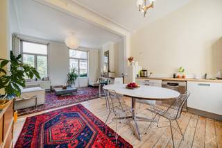 <p><strong><span>Info en bezoeken – 02 315 51 71</span></strong></p>
<p><strong><span>We Invest Brussels presenteert deze karaktervolle woning, ideaal gelegen in een rustige straat op wandelafstand van de vijvers van Elsene.</span></strong></p>
<p><span>Momenteel ingericht als twee duplexen, maar met behoud van de bestemming als eengezinswoning, onderscheidt deze woning zich door haar mooie volumes, charme en talrijke mogelijkheden.</span></p>
<p><span>De woning beschikt over lichtrijke leefruimtes, meerdere comfortabele slaapkamers, gerenoveerde badkamers, evenals een aangename privatieve koer en een terras om volop van zonnige dagen te genieten.</span></p>
<p><span>De huidige indeling biedt veel flexibiliteit en maakt deze woning ideaal voor een gezin, een investering of een toekomstig renovatieproject volgens eigen wensen.</span></p>
<p><span>Gelegen in een van de meest gegeerde wijken van Elsene, vlakbij winkels, restaurants, scholen, openbaar vervoer en de vijvers van Elsene, geniet u hier van een ideale combinatie tussen rust en stadsleven.</span></p>
<p><span>De woning is momenteel verhuurd, maar zal </span><strong><span>vrij zijn bij akte</span></strong><span>.</span></p>
<p><strong><span>Een charmante woning vol potentieel, snel te ontdekken!</span></strong></p>