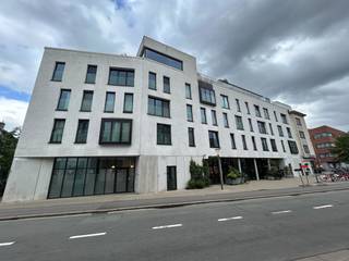 Modern 1-slaapkamerappartement met terras en autostaanplaats in Antwerpen<br />In de Paleisstraat bevindt zich dit verzorgd en modern appartement in een recent gebouw van 2017. Dankzij de centrale ligging geniet u van een vlotte bereikbaarheid, winkels, openbaar vervoer en gezellige horecazaken in de nabije omgeving.<br />Het appartement omvat een inkomhal, een lichtrijke leefruimte met open, volledig geïnstalleerde keuken, één ruime slaapkamer en een moderne badkamer uitgerust met een inloopdouche. Verder is er een aparte gastentoilet aanwezig.<br />Een absolute troef is het aangename terras dat zowel bereikbaar is via de woonkamer als via de slaapkamer.<br />Daarnaast beschikt het appartement over een private kelderberging, een gemeenschappelijke fietsenberging en een ondergrondse autostaanplaats.<br />75 euro gemeenschappelijke kosten.<br />Beschikbaar vanaf 1 september 2026. Het appartement wordt nog volledig geschilderd.<br /> 