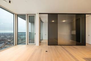 Eén van de iconische gebouwen die de skyline van Antwerpen vormen. <br /><br />Wonen in het centrum van de Stad, aan het vernieuwde operaplein, op de kroon van de Meir en luttele fietsminuten van het Zuid en het Eilandje.<br />Te midden van de Metropool Antwerpen: tussen mode en diamant, tussen "de Leien en de Kaaien", waar oud en nieuw samen komen, het hart van de stad is uw achtertuin. <br /><br />Duurzaamheid en kwaliteit vormen de bouwstenen van de Antwerp Tower. De gevel wordt gekenmerkt door middel van gepolijste betoncomponenten met witte marmergranulaten en lichtgouden raampartijen. Tijdloos elegent, stijlvol eigentijds. <br /><br />Een royale lobby leidt u naar de separate liften die toegang geven tot de bovenste penthouses. De Serenity appartementen zijn gelegen op de 22ste tot en met de 26ste verdieping. <span>Optimale luxueuze afwerking op maat, royale glaspartijen en een uitzonderlijk panoramisch zicht !<br /><br />Wonen in één van de meest iconische gebouwen van Antwerpen ! <br /><br /></span>