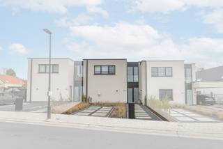 Energieneutrale woning met drie slaapkamers in het landelijke AsseDeze instapklare gezinswoning in de dorpskern van het groene en rustige Asbeek werd...