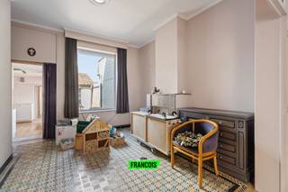 In Poperinge, gelegen net binnen de ring van het stadscentrum bevindt zich deze charmante te renoveren woonst. De totale oppervlakte bedraagt: 184m². <br /><br />Deze woning heeft alreeds overal dubbele beglazing maar dient verder nog opgeknapt te worden naar eigen smaak en volgens de huidige energienormen. <br /><br />Indeling: <br /><br />Gelijkvloerse verdieping: Inkomhal - woonkamer - keuken - wasplaats - badkamer - berging - tuin. <br /><br />1e verdiep: Nachthal - 1 slaapkamers => mogelijkheid om meedere slaapkamers te vormen<br /><br />2de verdiep: Zolder. <br /><br />Technische kenmerken:<br /><br />- Overal dubbele beglazing<br /><br />- Kachel dmv gas<br /><br />- EPC: F => renovatieplicht <br /><br />