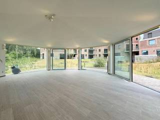 Are you looking for a practical and centrally located office space or meeting place in the Leuven region? Then this ready-to-use office space in the Celestijnenlaan in Heverlee is exactly what you are looking for.<br /><br />This space is ideal for liberal professions, small businesses, or service companies and has the following advantages:<br /><br />- Fully equipped kitchen – including a hob, fridge, and storage space.<br />- Convenient storage room with necessary technical equipment – perfect for archives or extra storage.<br />- Light and open character – large windows provide plenty of natural daylight.<br />- Central location – located along major access roads with easy access to Leuven city center, the E40, and the E314.<br /><br />This location combines the tranquility of Heverlee with excellent accessibility. There are also several parking options available in the building. Additionally, a bicycle storage is provided.<br /><br />Please note that you cannot establish your registered office at this address.<br /><br />Interested? Contact us today for more information or to schedule a viewing.