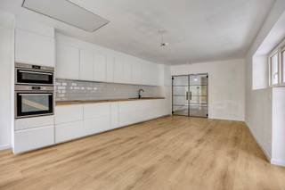 Ontdek deze prachtige, volledig gerenoveerde woning (2025) met een bewoonbare oppervlakte van maar liefst 292 m², gelegen op een perceel van 8...