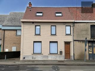 Tot in de puntjes gerenoveerde woning met magazijn op goede, commerciële ligging.Ontdek deze volledig gerenoveerde woning met aansluitend ruim...