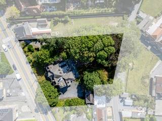 kasteelvilla Villa du Docteur met prachtige auntentieke elementen biedt eindeloze mogelijkheden: domein van circa 3.760 m² omvat een groene tuin, inclusief een perceel bouwgrond van 1.390 m²