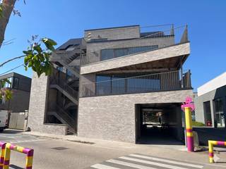 Gelegen in het hart van Poperinge, recht tegenover het zwembad, biedt deze moderne residentie 6 appartementen, 1 garage en 5 parkeerplaatsen, en is daarmee ideaal voor wie van comfort en een centrale ligging houdt.Of u nu op zoek bent naar een gelijkvloers appartement, een penthouse, een compact éénslaapkamerappartement of een ruim tweeslaapkamerappartement, Residentie 'Hart' biedt voor ieder wat wils. De oppervlaktes variëren van 84 m² tot 141 m², en elk appartement beschikt over 1 of meerdere terrassen, variërend van 6 m² tot 38 m². Dankzij de warmtepomp, driedubbele beglazing, de installatie van 7 zonnepanelen en een thuisbatterij per appartement, geniet u niet alleen van een duurzaam en energiezuinig woningcomfort, maar ook van lagere energiekosten.Interesse? Neem contact op met Charlotte Druant op 0474969298 of charlotte.druant@dewaele.com.Momenteel kunnen de inrichting en materialen nog volledig op maat van de klant gekozen worden.